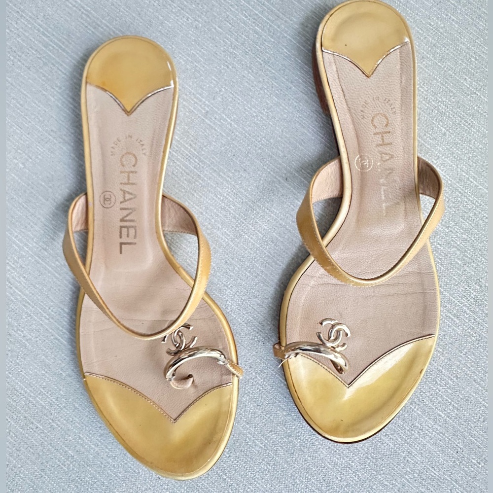 CHANEL Women's Yellow Sandals with Gold Cc. - Picture 11 of 15